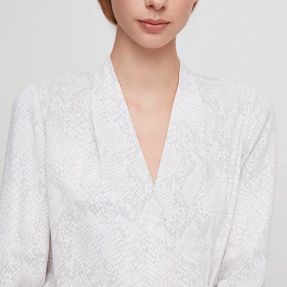 Babaton Aritzia Akira Blouse Matte Satin Snake Print Blouse Espace/Gray Size M - Picture 4 of 13